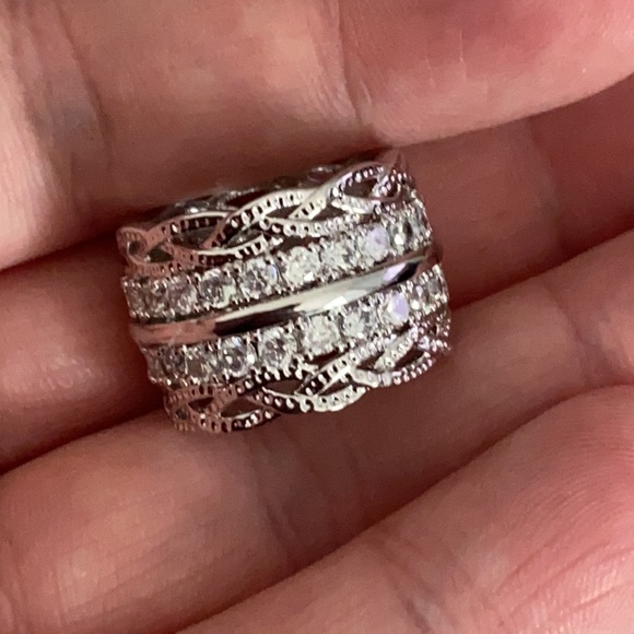 NEW Round Cut Luxury Diamond Ring - Picture 7 of 7